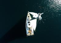 bateau à voile antenne radar au sommet du mât voilier elan 45 impression voile voiles